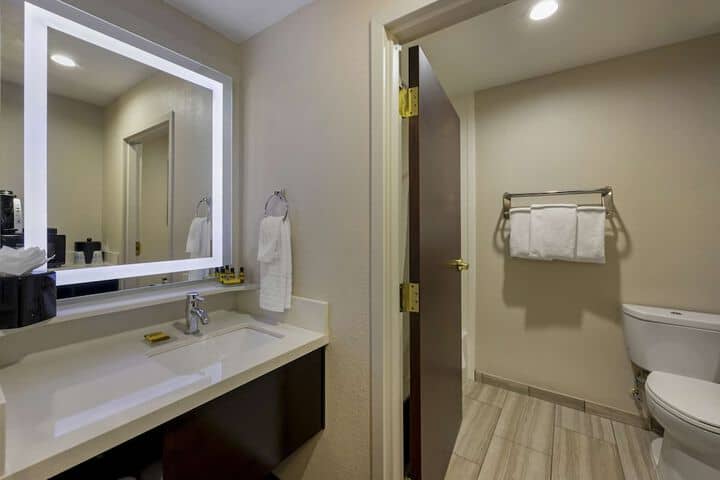 Room 17 of 28