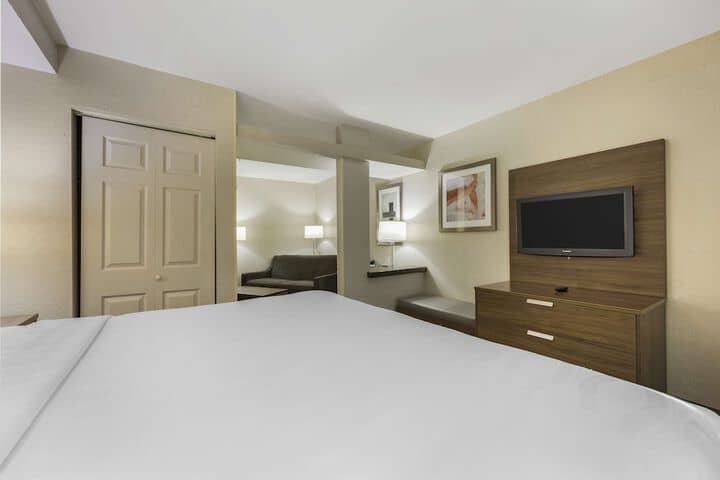 Room 8 of 28