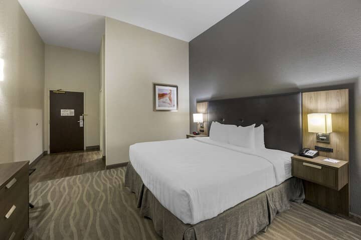 Room 6 of 28