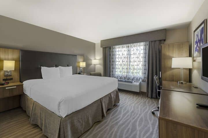 Room 10 of 28